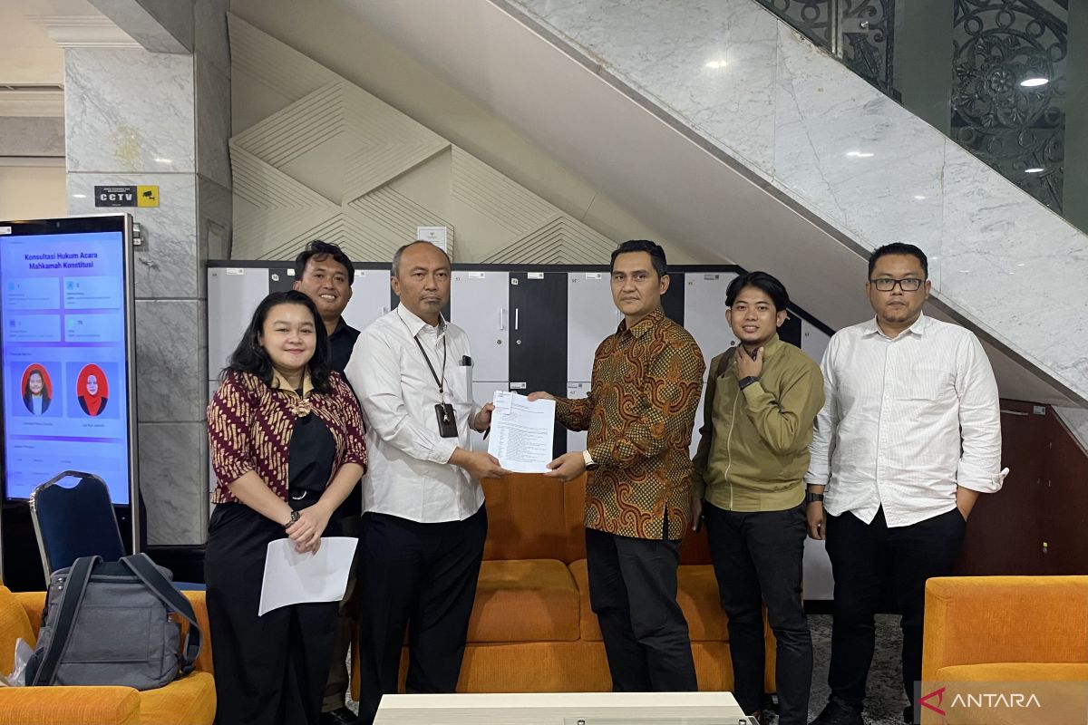 Sebanyak 21 guru besar-praktisi hukum laporkan Adies Kadir ke MKMK