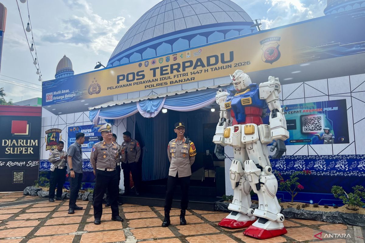 Polres Banjar hadirkan pos mudik tematik dengan Robot Gundam