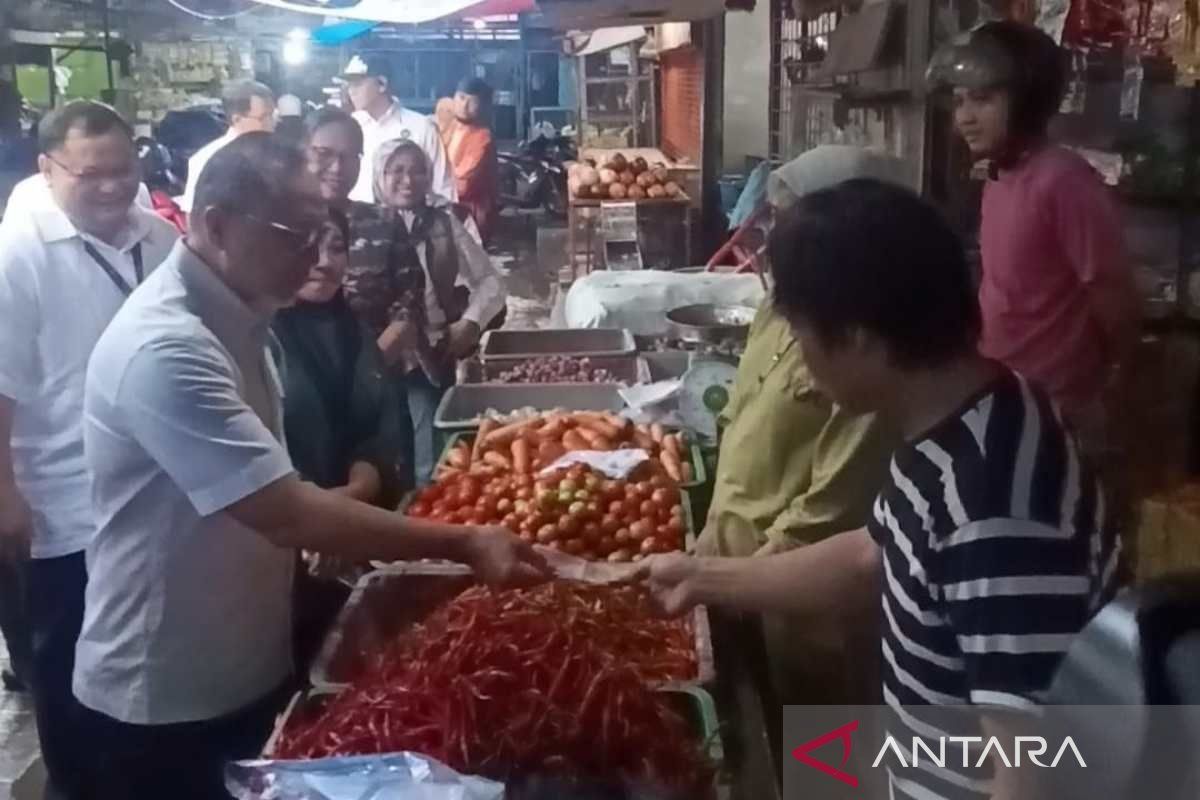 Menko Pangan sebut harga di Makassar relatif stabil dan murah