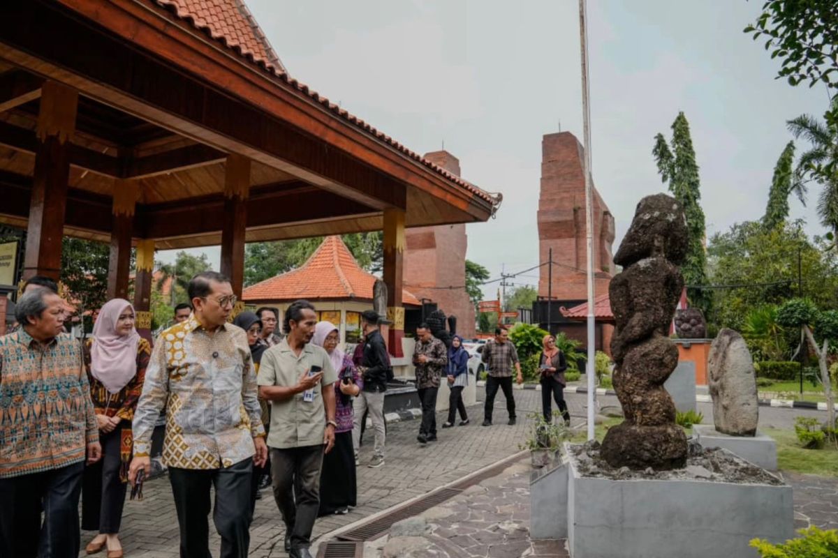 Menbud tinjau koleksi hingga potensi pengembangan Museum Mpu Tantular
