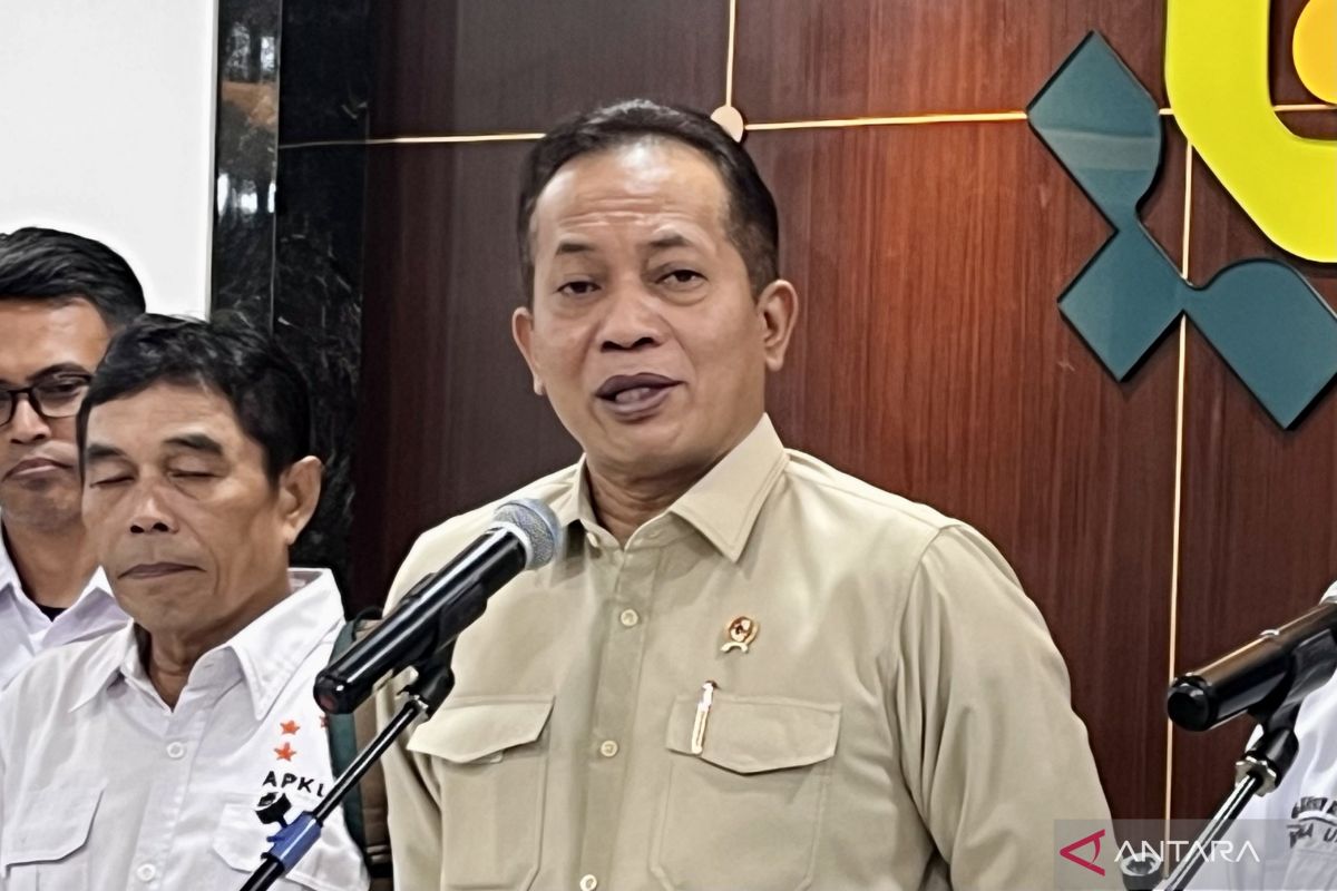 Menkop: Perpres 112/2007 dan Paket Kebijakan Ekonomi 2015 dikaji ulang