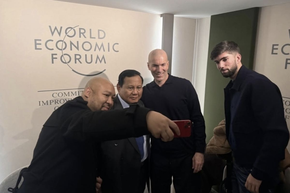 Prabowo unggah momen bertemu Zidane dan Theo di Davos