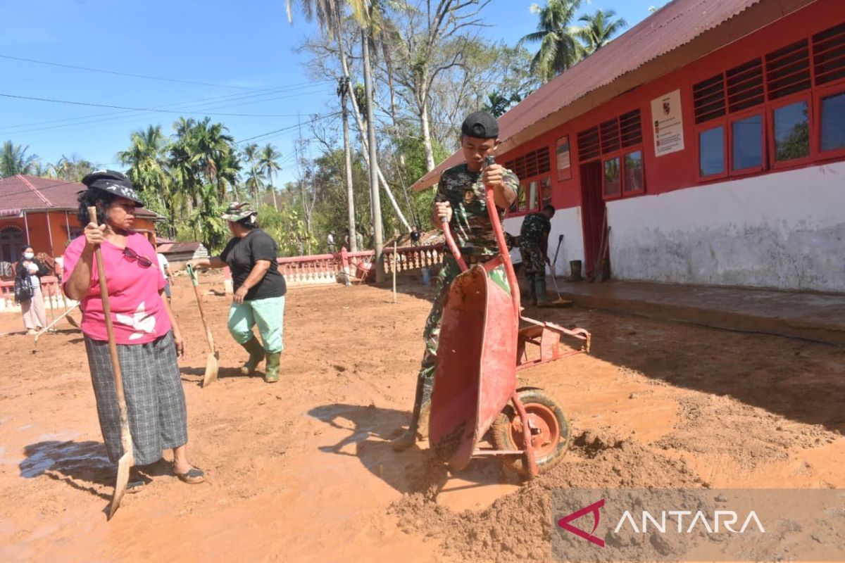 TNI AD bersihkan ulang sekolah di lokasi bencana banjir Sumut