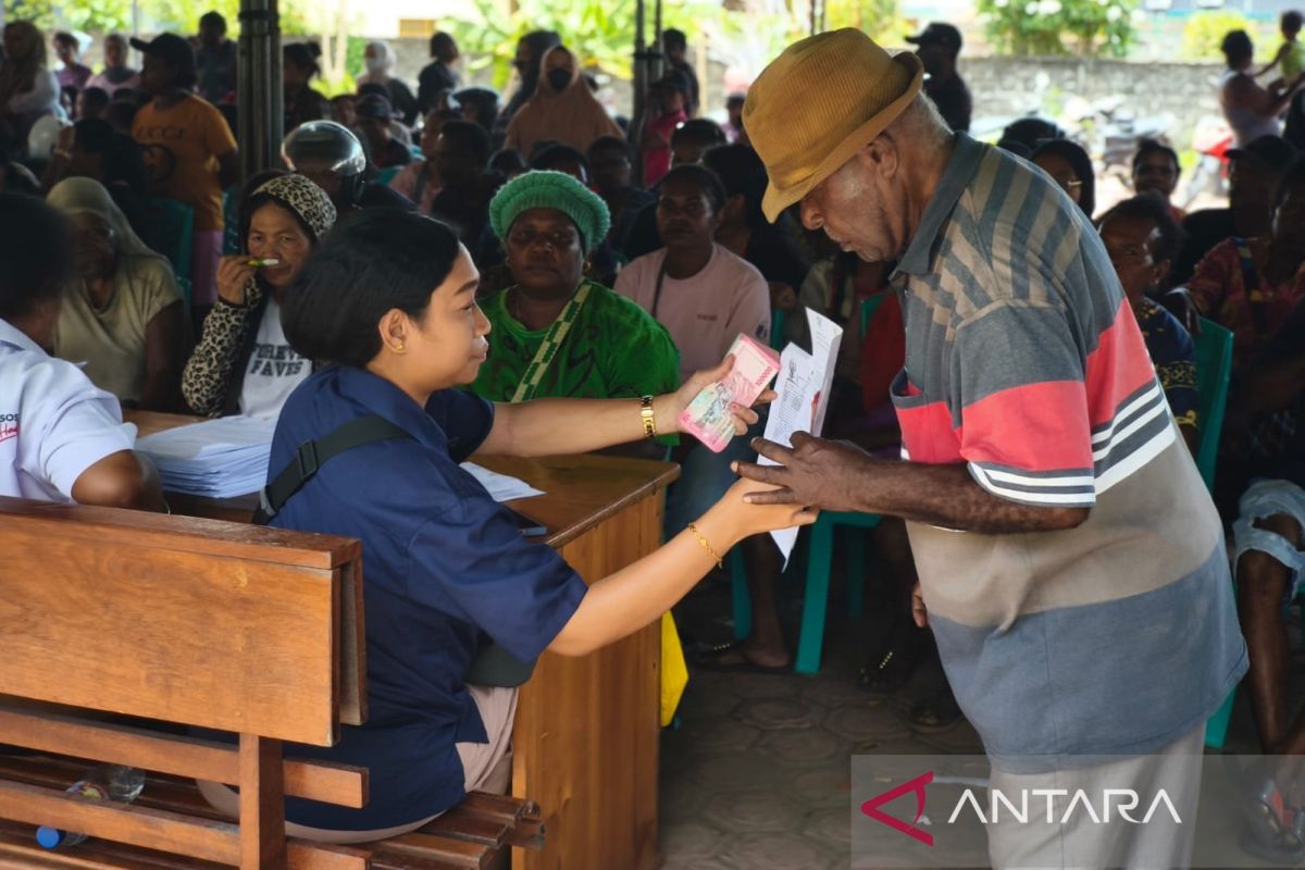 PT Pos Nabire salurkan bansos Rp13,1 miliar kepada 12.282 KPM