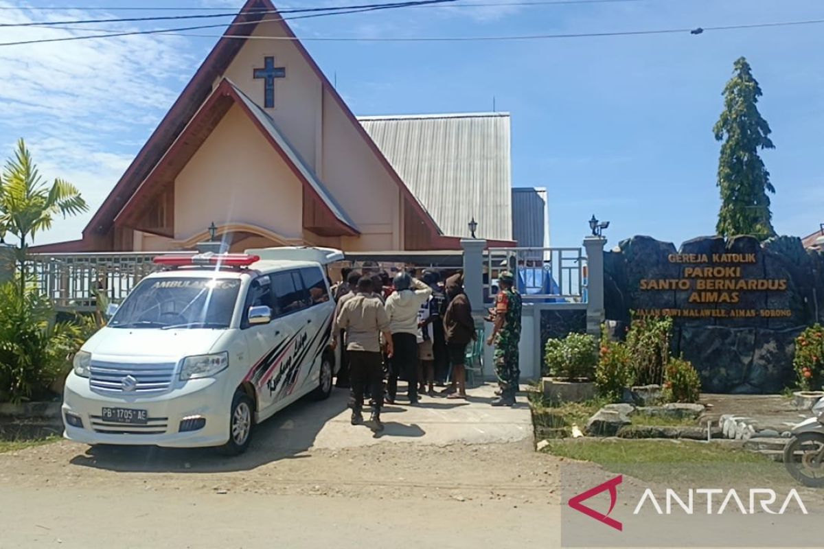 Polisi buru pelaku penikaman IRT di depan Gereja Santo Bernardus Aimas Sorong