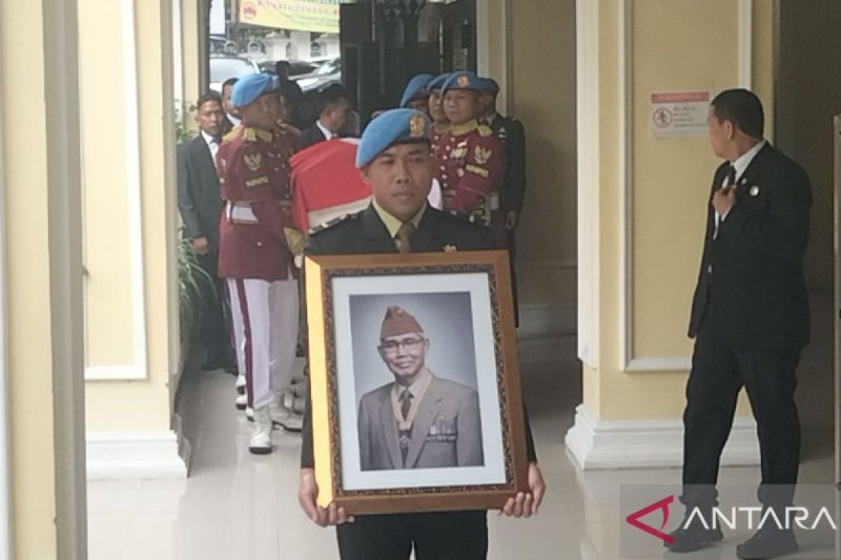 Putra ke dua Try Sutrisno jadi imam sholat jenazah sang ayah