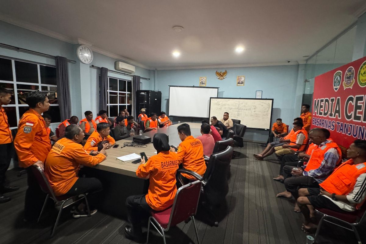 Tim SAR cari sembilan ABK kapal terbalik di perairan Bintan-Kepri