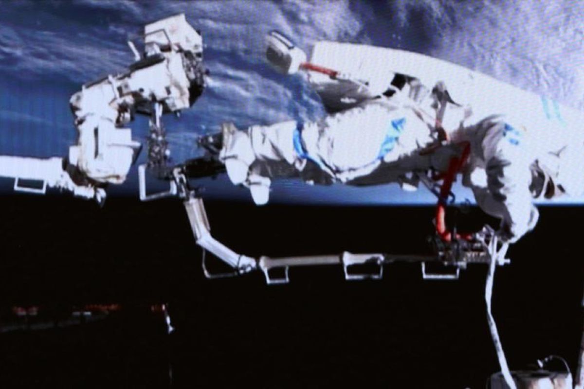 Astronaut Shenzhou-21 selesaikan rangkaian spacewalk kedua
