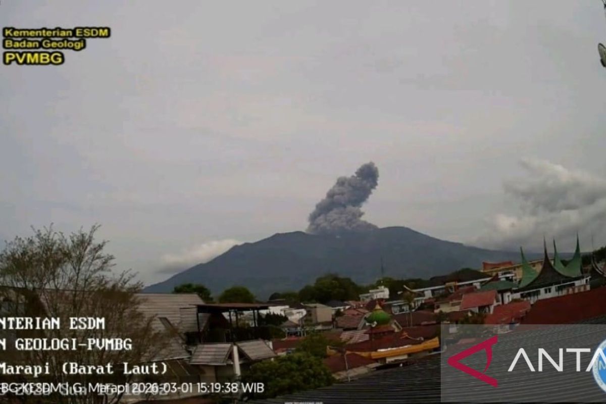 Gunung Marapi semburkan abu vulkanik setinggi 1.500 meter