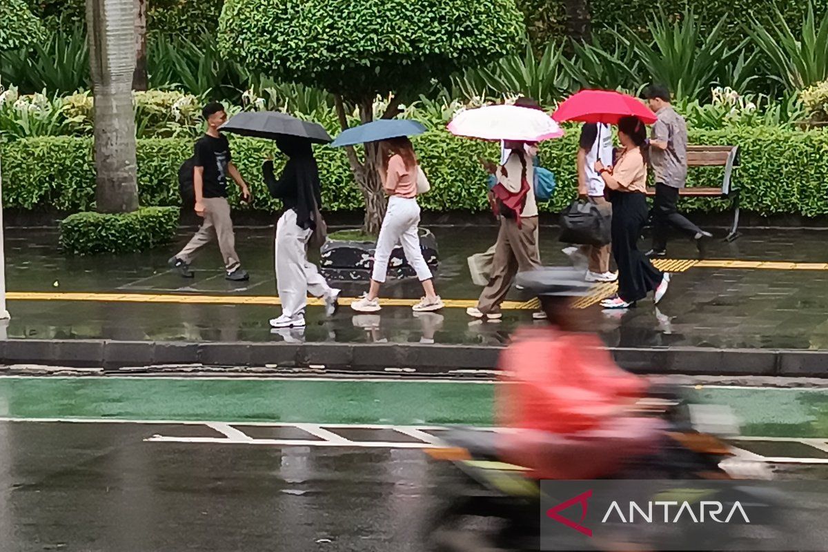 BMKG prakirakan sebagian Jakarta diguyur hujan Senin siang