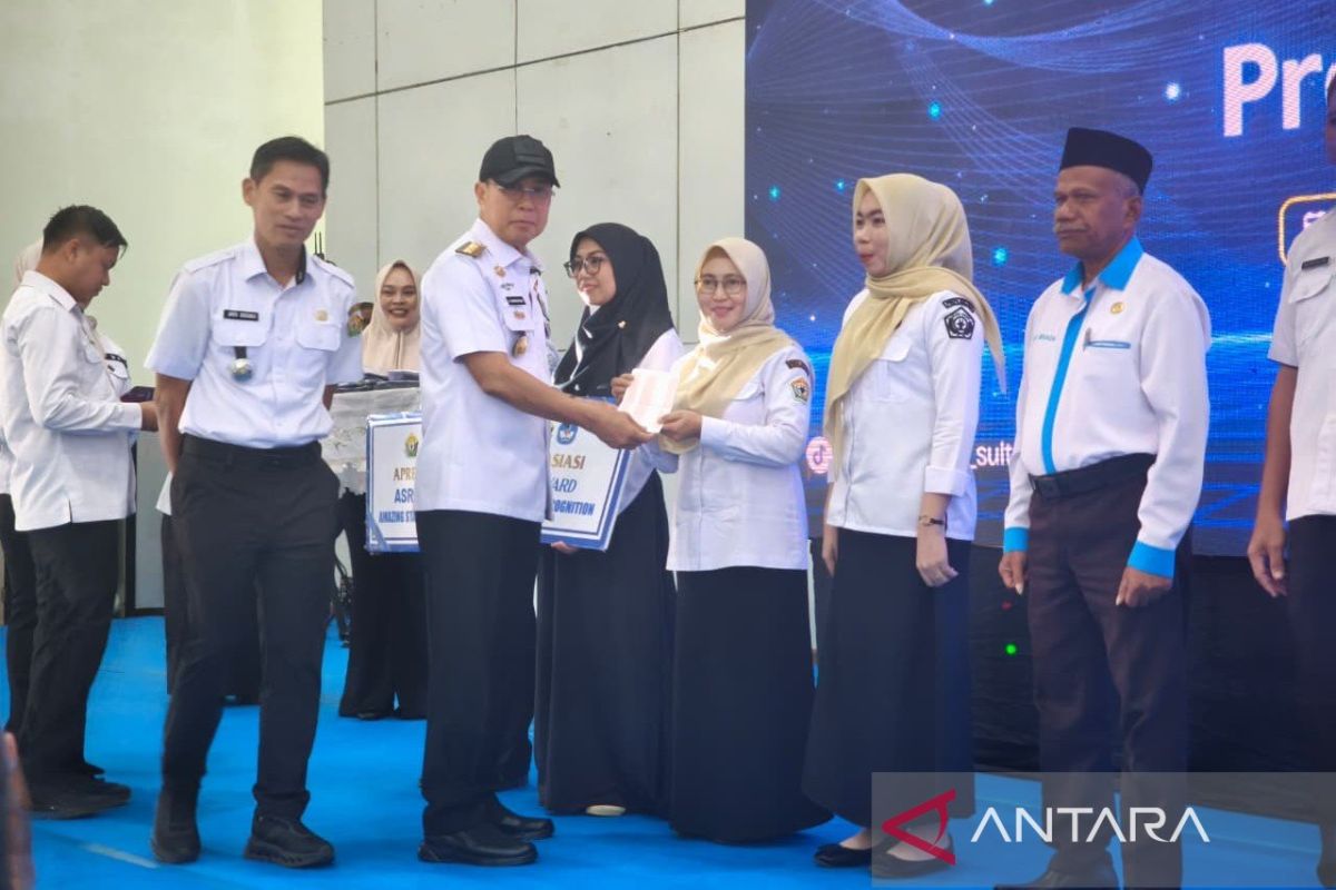 Sultra salurkan tunjangan 8.000 guru SMA dan SMK sebesar Rp63 miliar