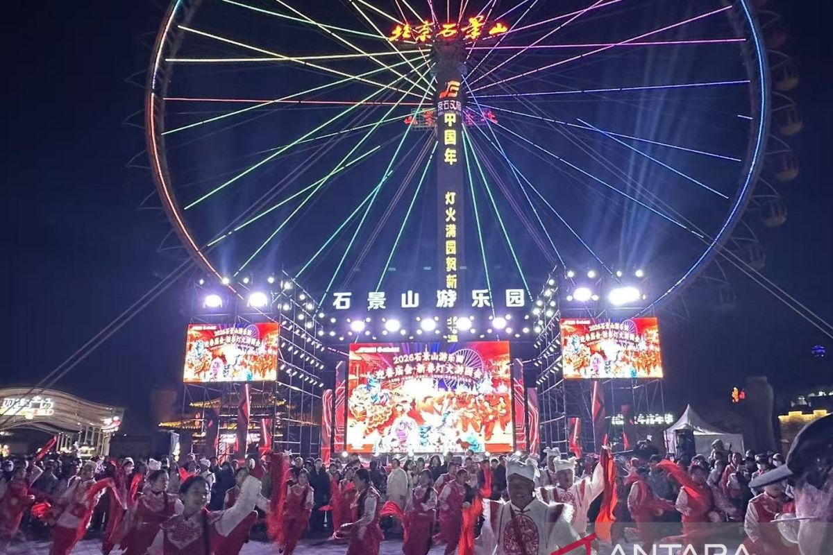 Rayakan Imlek, warga Beijing penuhi taman hiburan Shijingshan