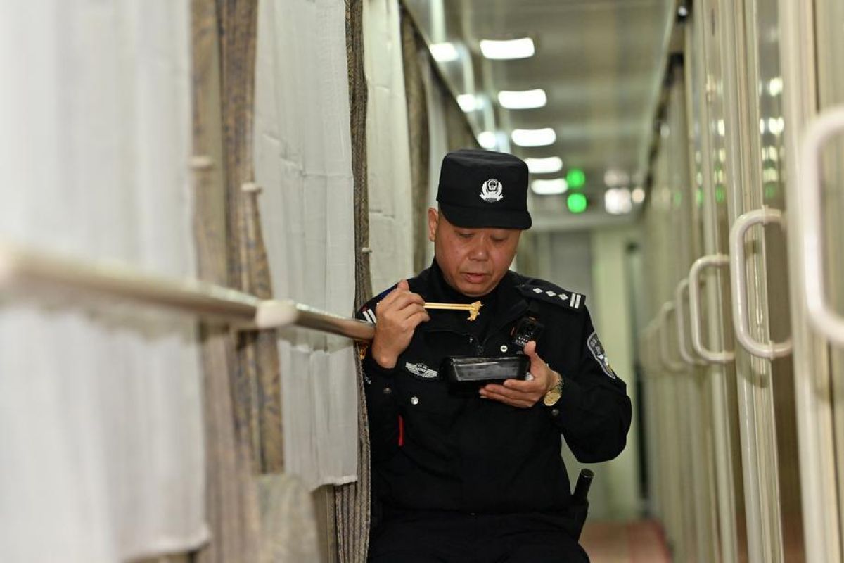 Kisah polisi kereta jaga  penumpang internasional saat mudik Imlek