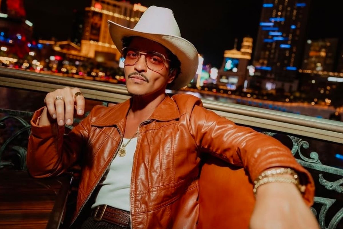 Bruno Mars rilis album solo baru berjudul "The Romantic"