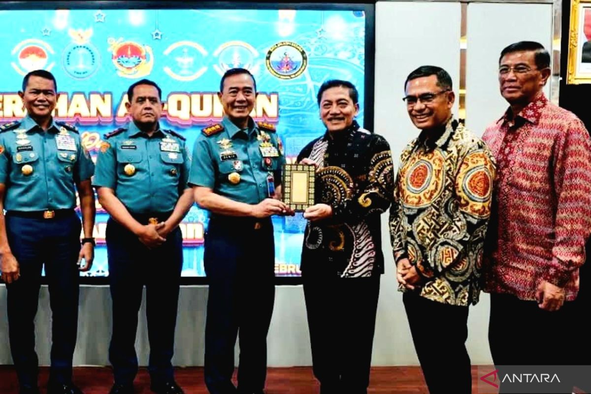 Yayasan Muslim Sinar Mas wakafkan Al Quran untuk pulau terluar