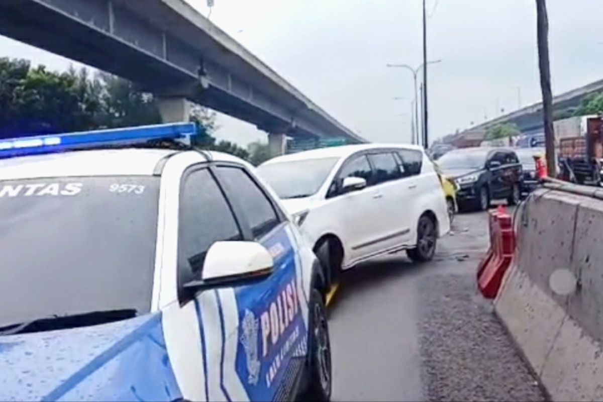 Petugas terapkan contraflow atasi kepadatan ruas Tol Jakarta-Cikampek
