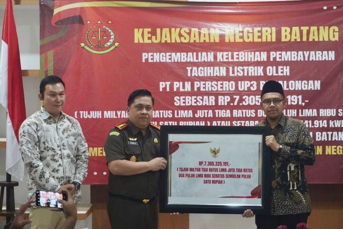 Kejari Batang serahkan kelebihan bayar listrik Rp7,3 miliar ke Pemda