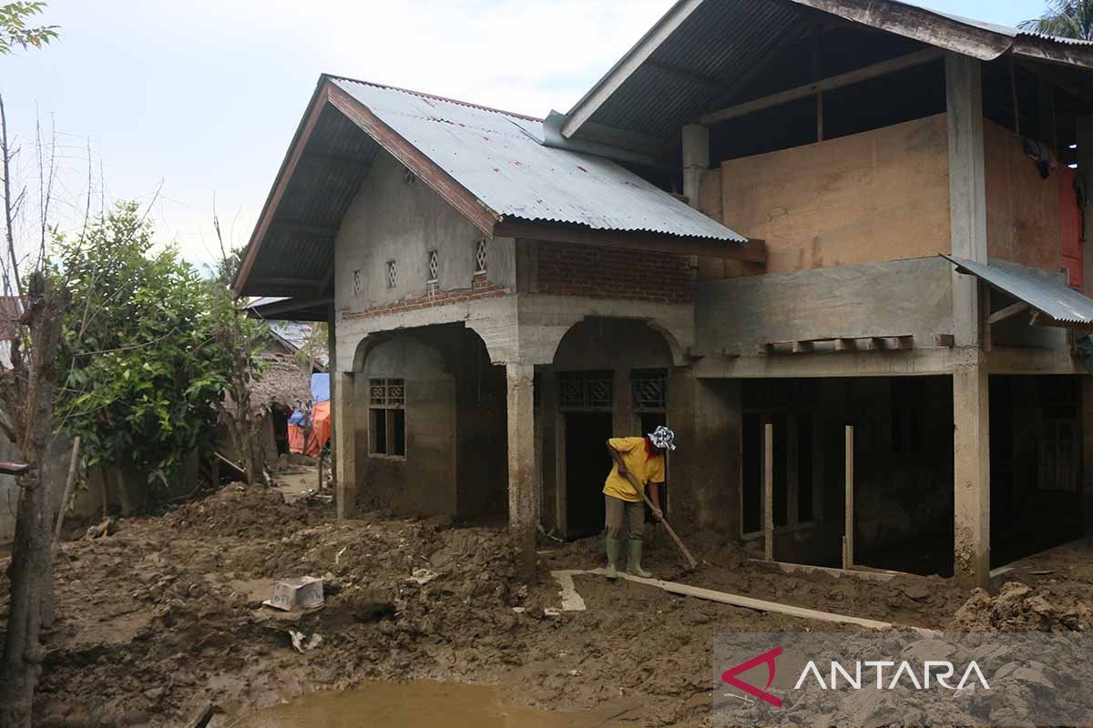 Pemkab Pidie Jaya salurkan bantuan rumah rusak akibat bencana