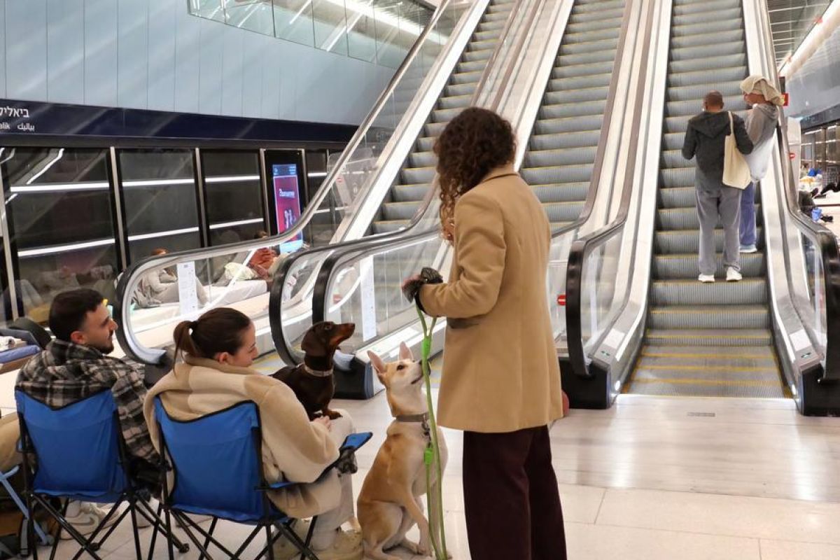 Warga Israel berlindung di stasiun kereta bawah tanah