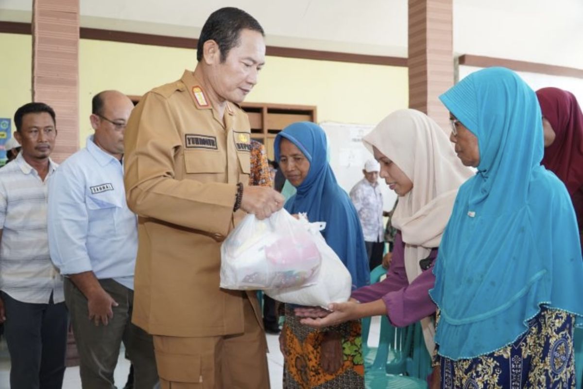 Lamongan salurkan bantuan 54 ton beras untuk warga terdampak banjir