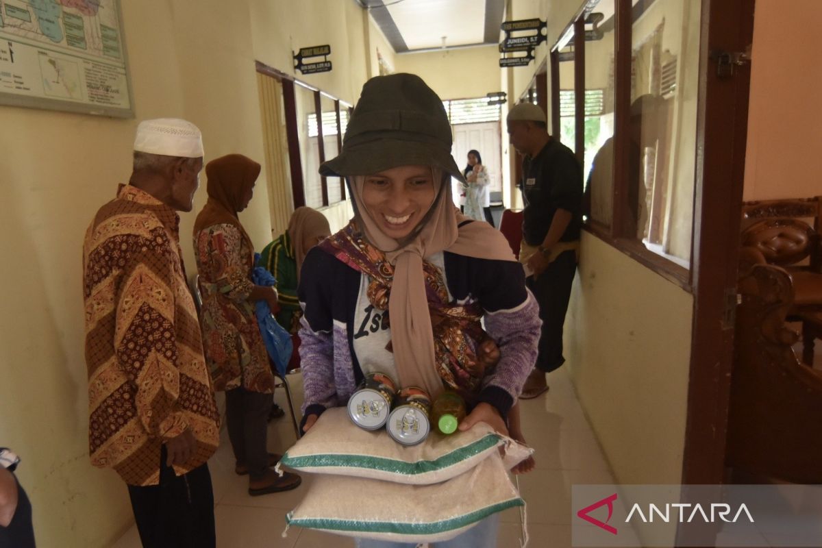 Penyintas bencana Agam bahagia, terima bantuan pangan jelang Lebaran
