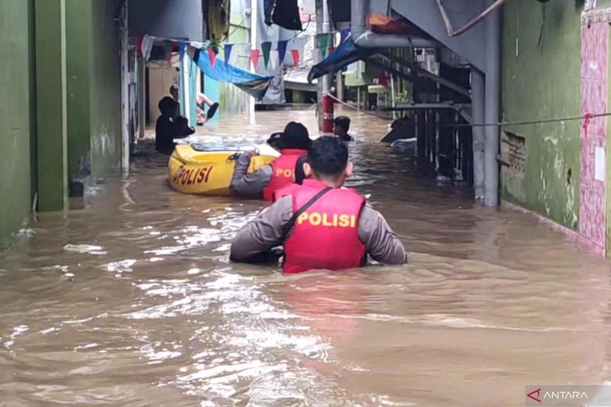Luapan Kali Ciliwung rendam 38 RT di Jaktim hingga tiga meter