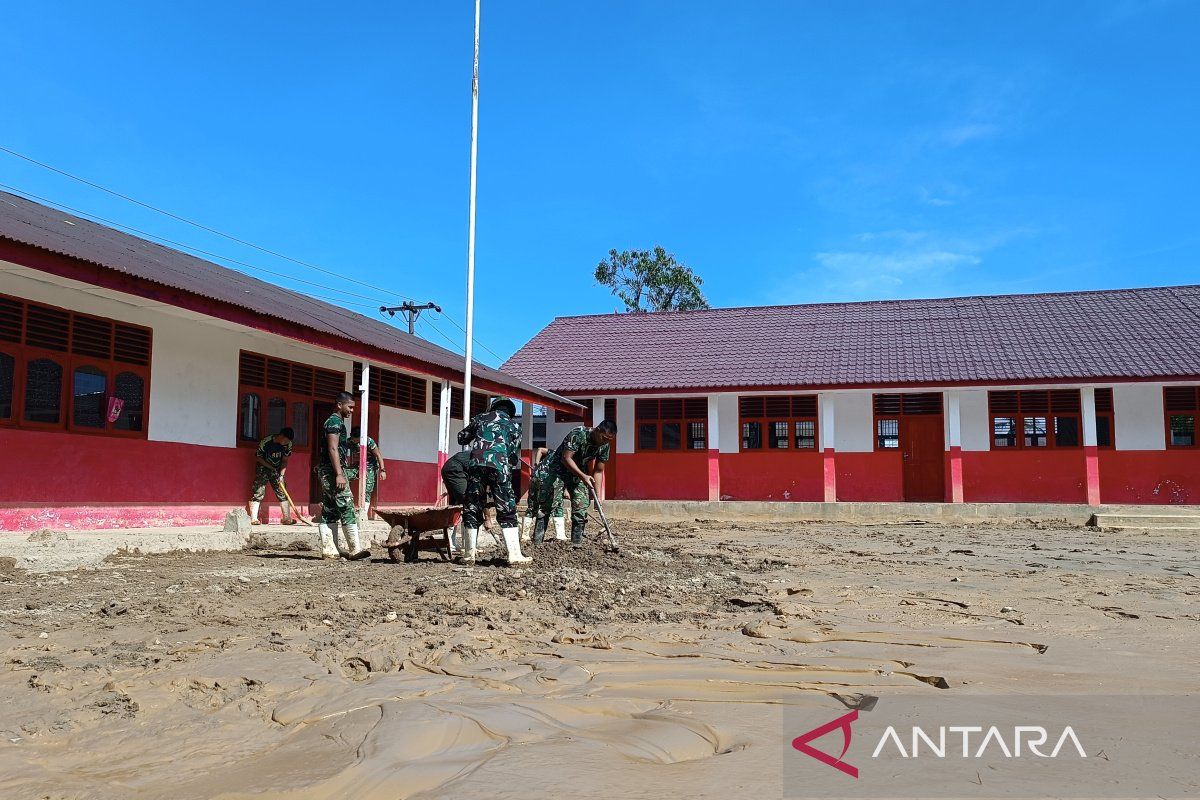 Anggota TNI bersihkan lumpur di SD Lopian 2 Tapteng