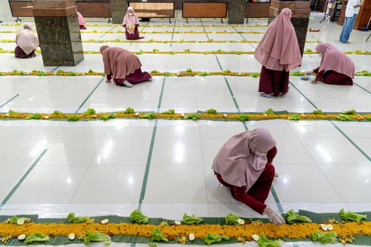 Menilik tradisi megibung saat Ramadan di Bali