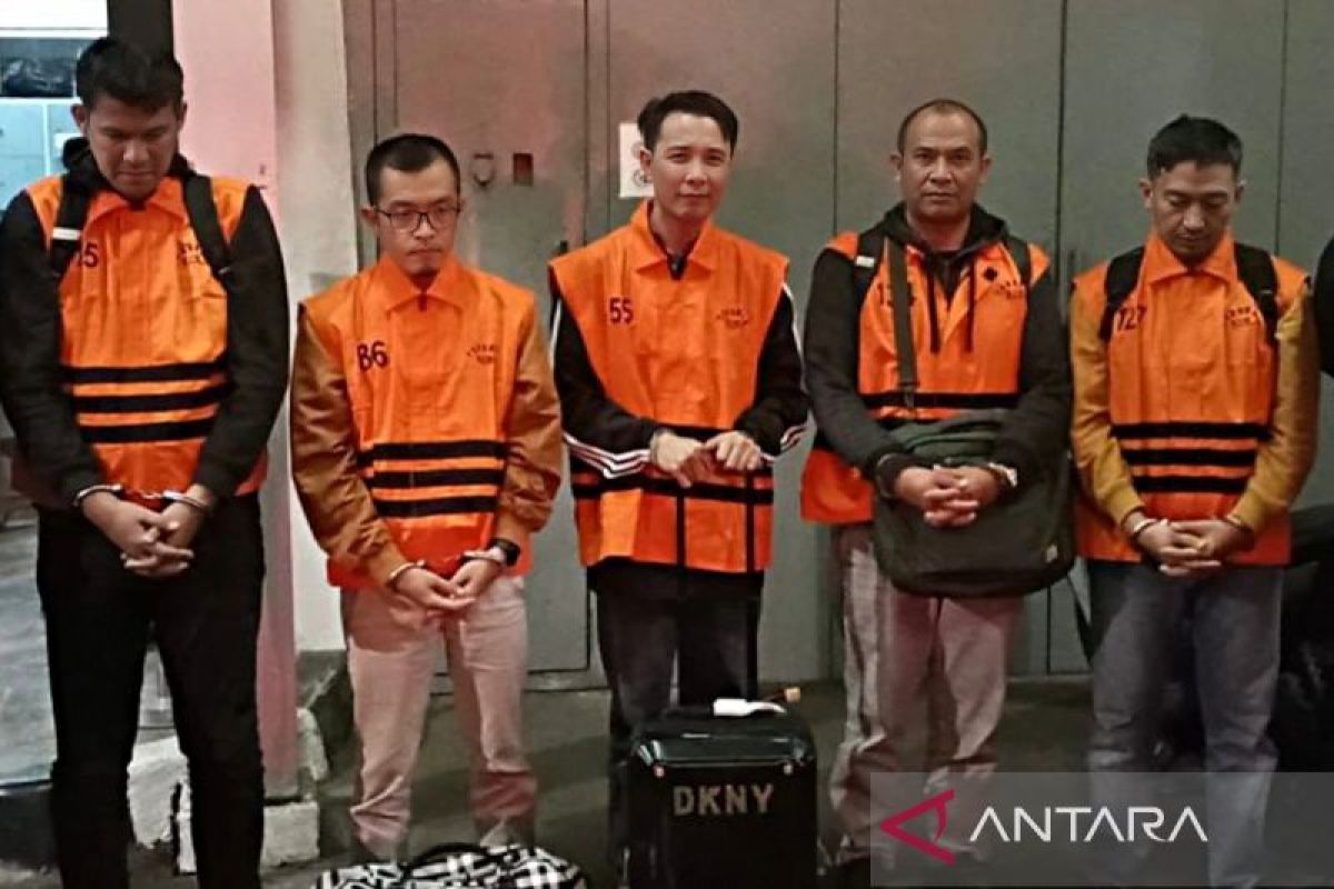 KPK duga Bupati Rejang Lebong minta imbalan proyek demi uang THR warga