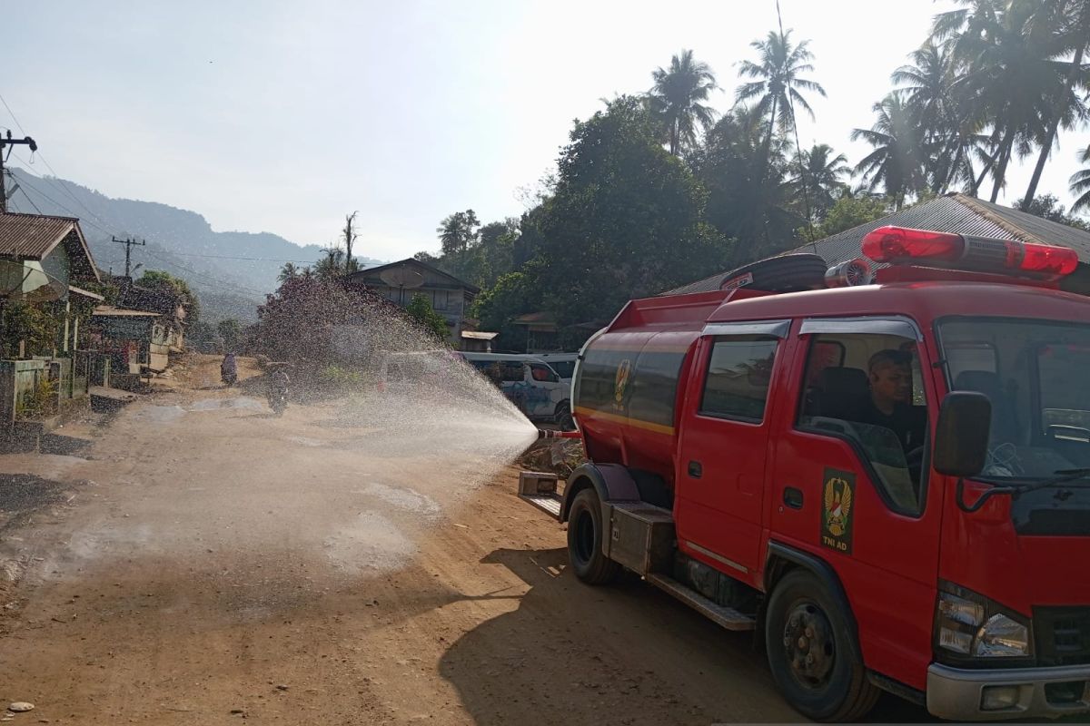 TNI AD pakai mobil damkar untuk bersihkan jalan dan sekolah di Sumut