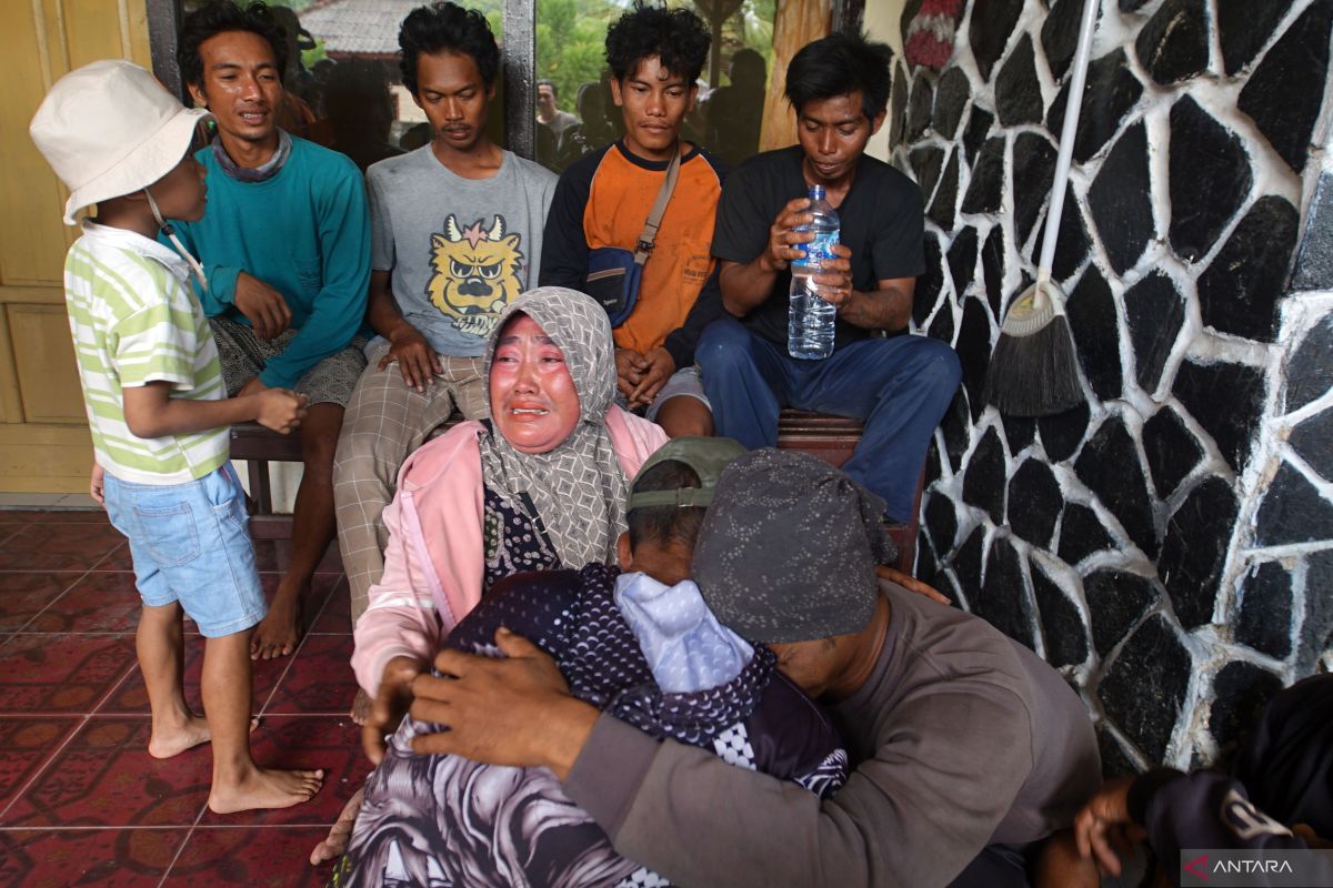 SAR gabungan evakuasi lima ABK dari kapal karam di perairan Trenggalek