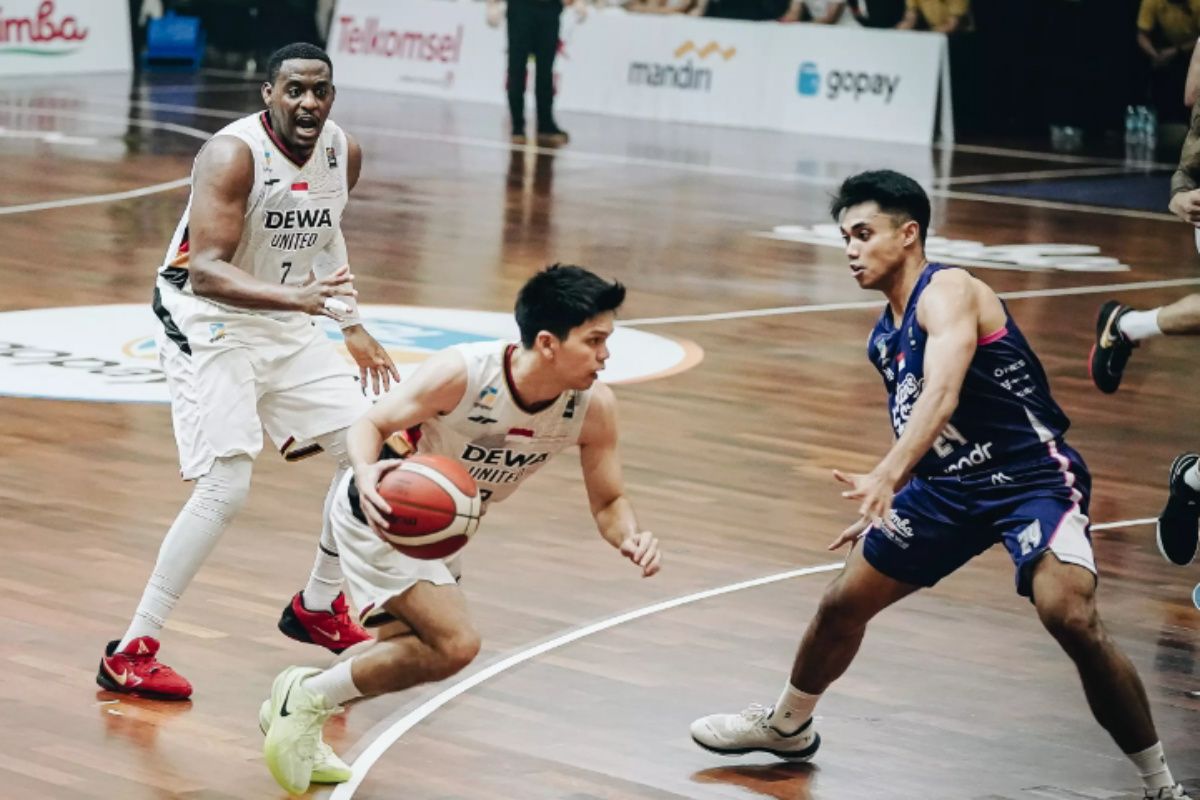 Duel Antoni Erga lawan Rio Disi warnai laga Hornbills kontra Dewa