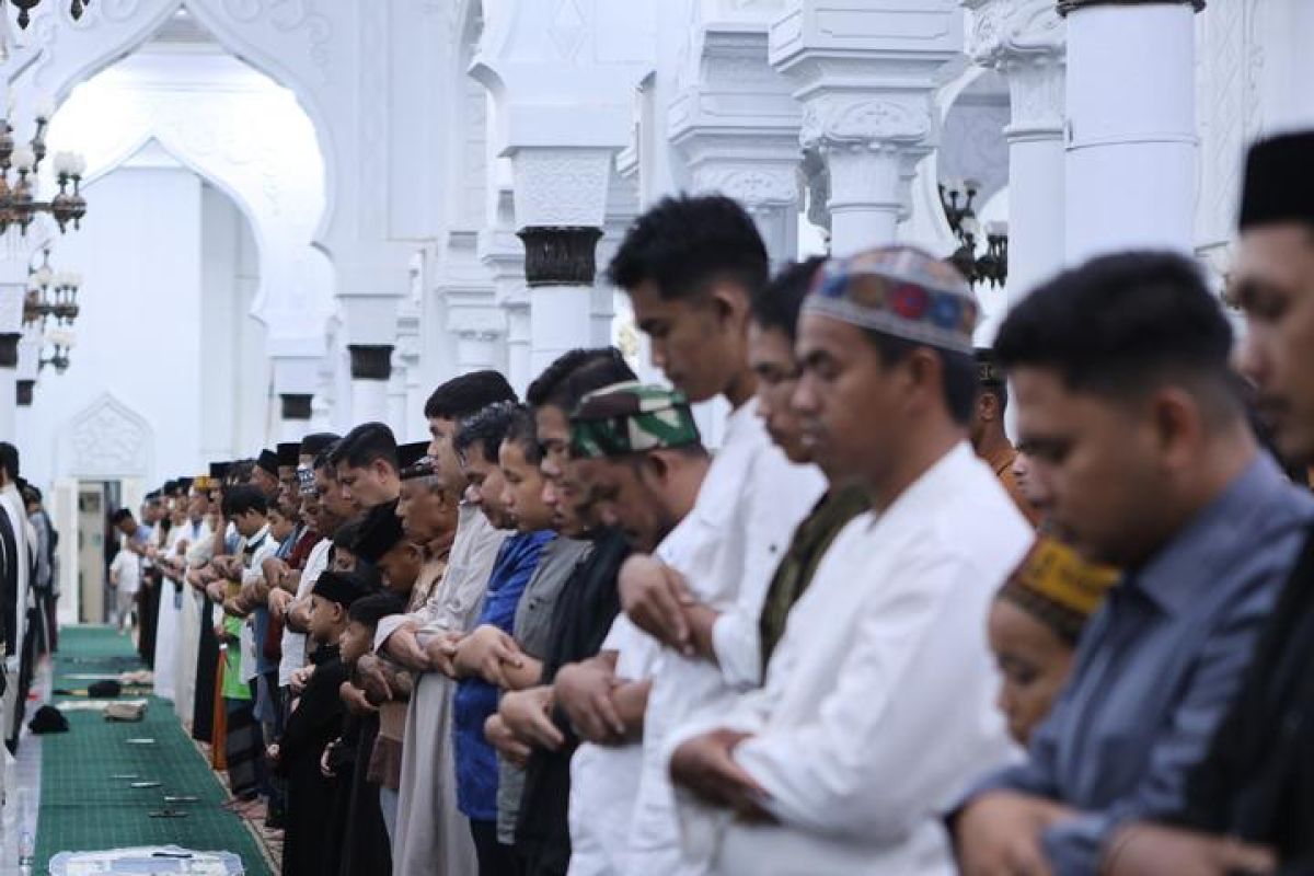 Potret suasana shalat Tarawih pertama 2026 di Serambi Makkah