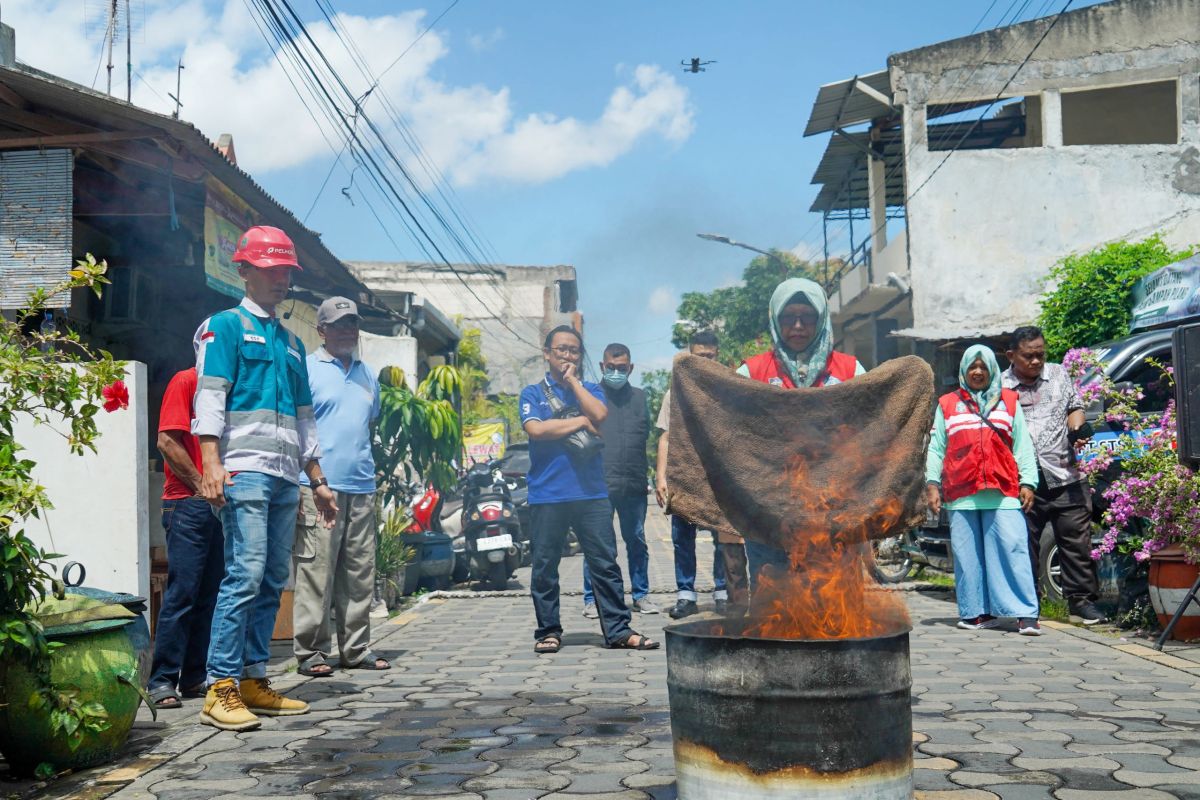 Pelindo bekali Warga Kenjeran kesiapsiagaan risiko kebakaran