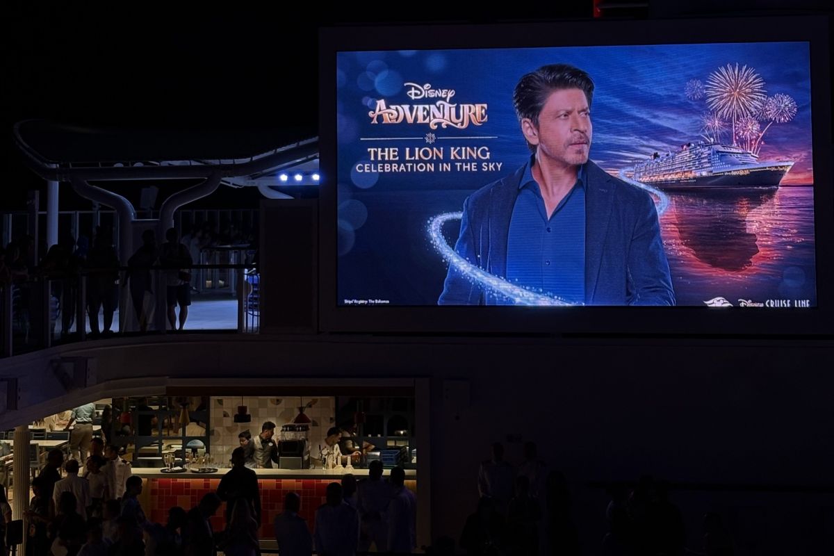Shah Rukh Khan terlibat dalam pertunjukan kembang api Disney Adventure