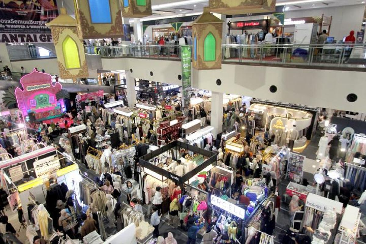 Jelang Idul Fitri, masyarakat padati pusat perbelanjaan
