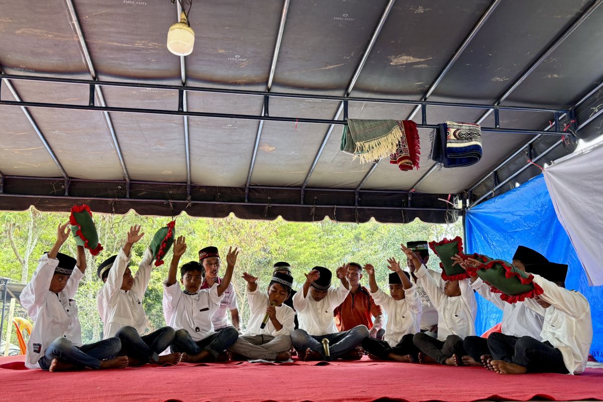 Anak penyintas bencana di Aceh Tengah ngabuburit lantunkan didong