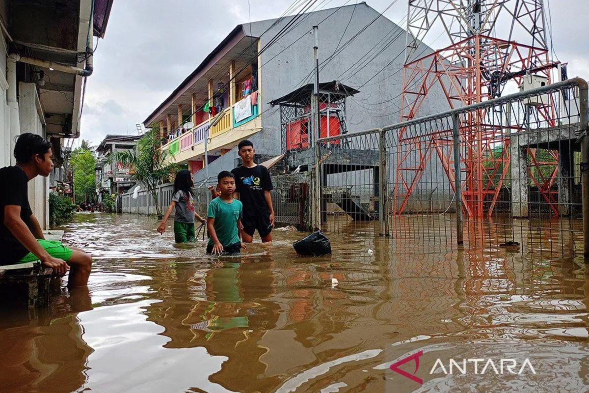 17 RT di Jaktim dan Jakbar terendam banjir dengan ketinggian 1,5 meter