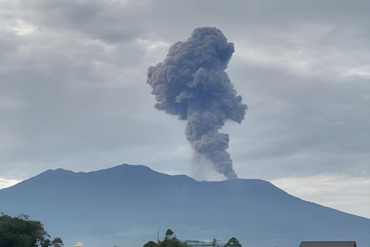 Gunung Marapi erupsi lagi Selasa dini hari dan tetap berstatus waspada
