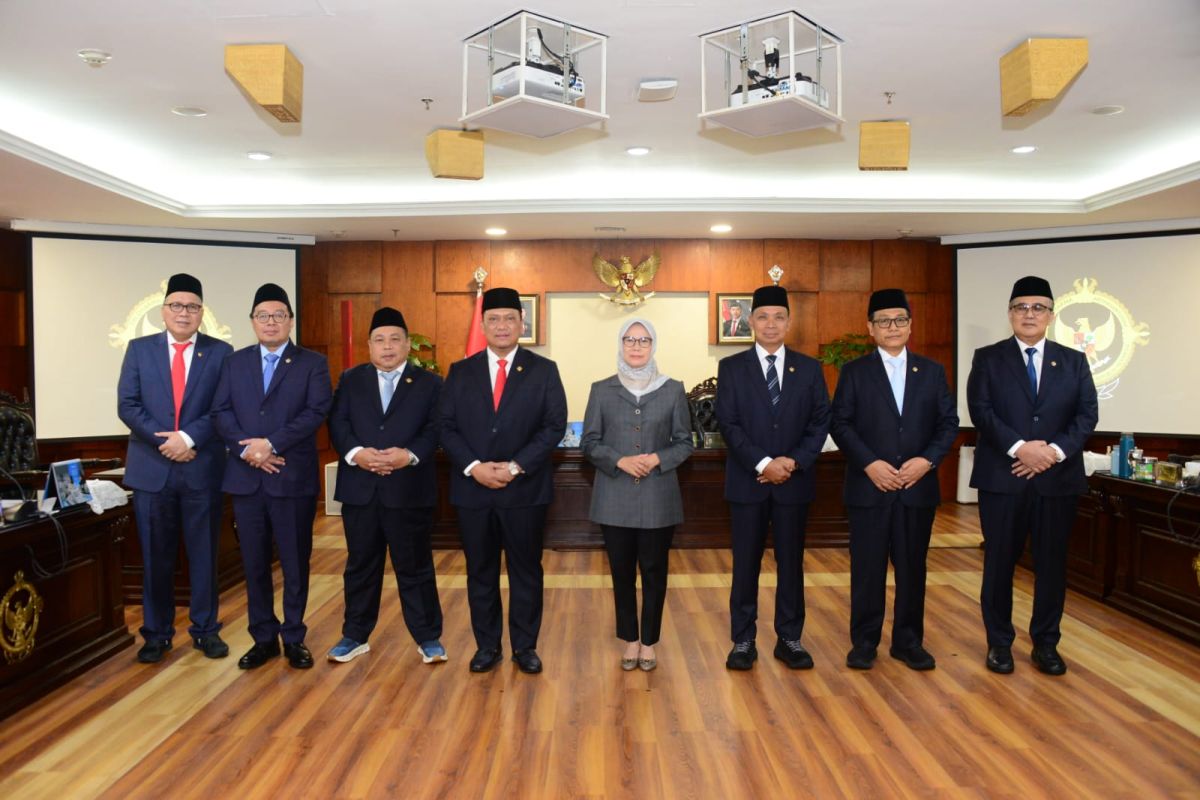 Ketua BPK ambil sumpah Ketua merangkap Anggota MKKE dari unsur BPK