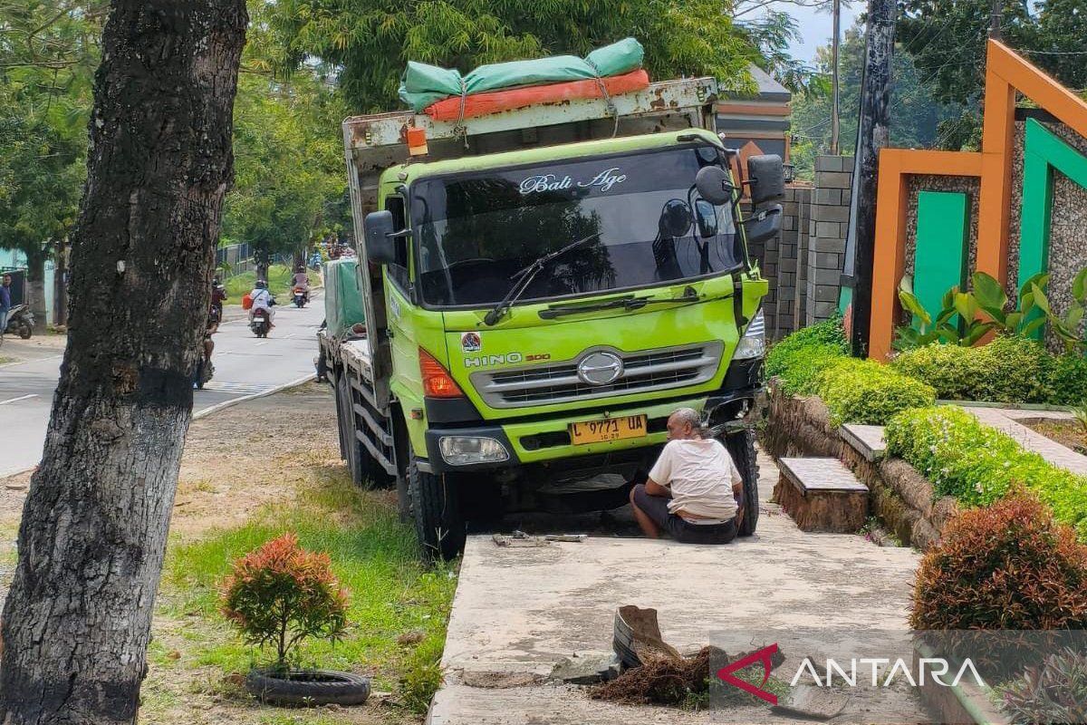 Truk tronton tabrak lima motor di Blora tewaskan satu orang