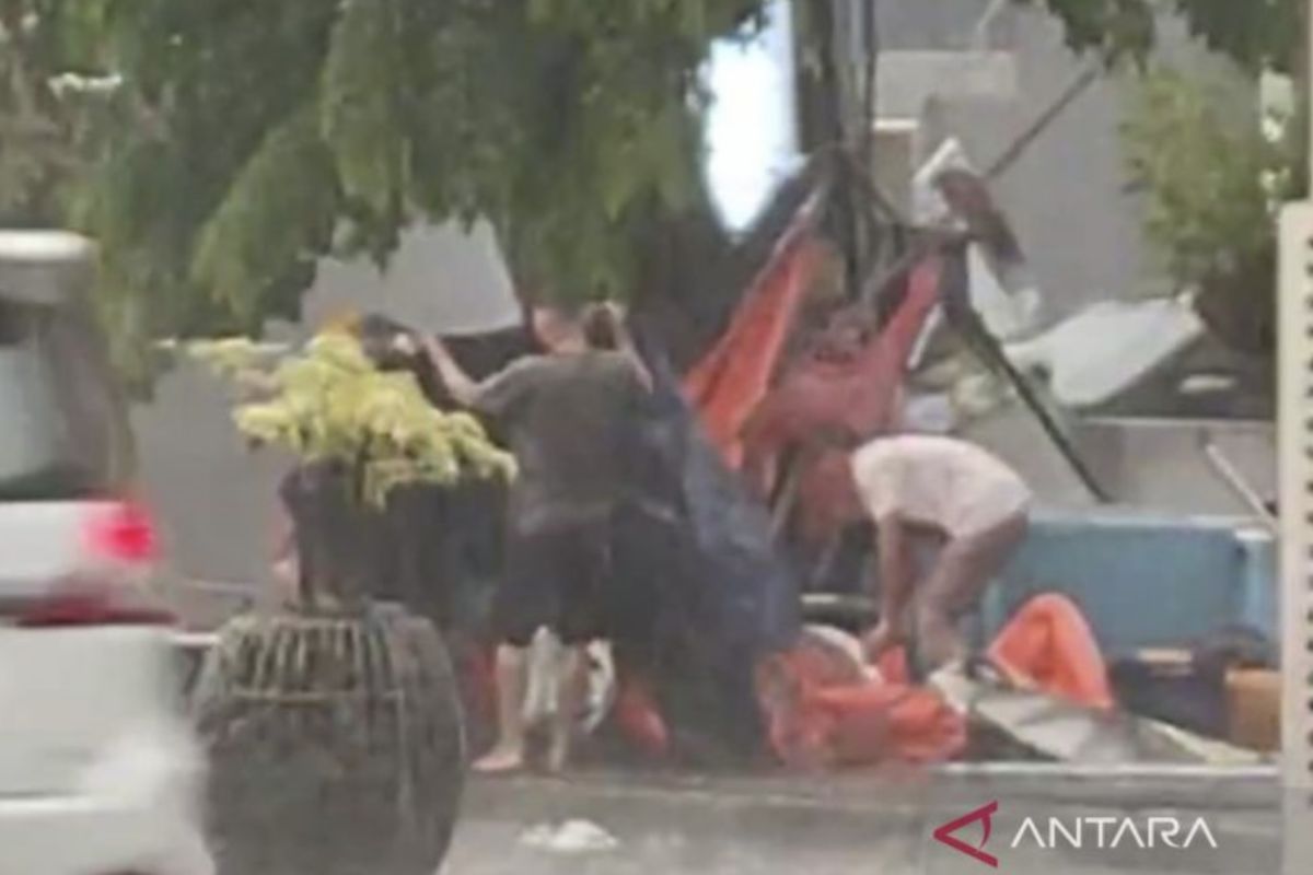 Hujan deras dan angin kencang rusak sejumlah bangunan di Sidoarjo