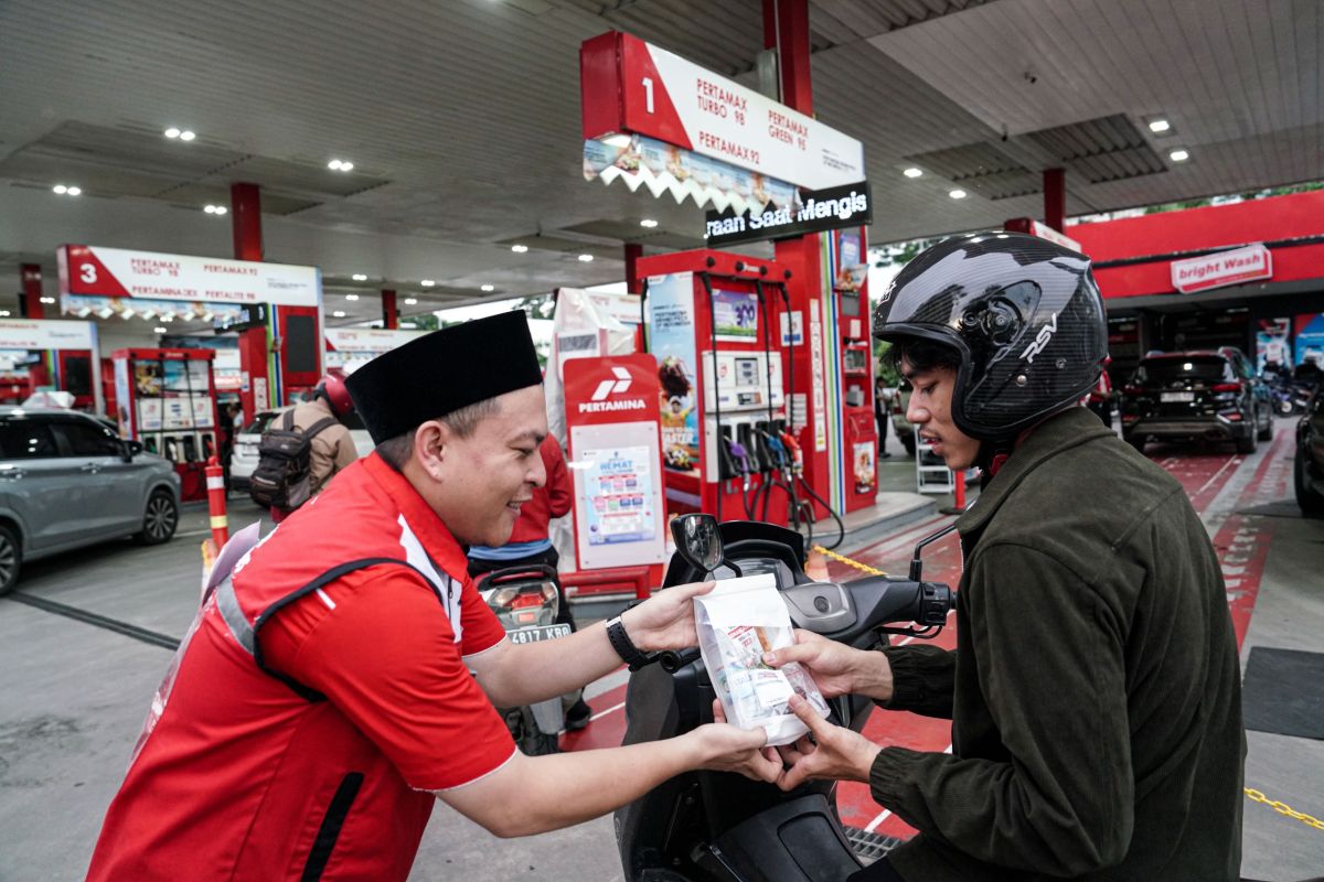 Pertamina Patra Niaga berbagi bingkisan takjil Ramadan di SPBU