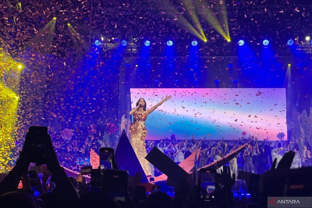 Suguhan visual elemen alam hingga haru di konser KOMA Mahalini