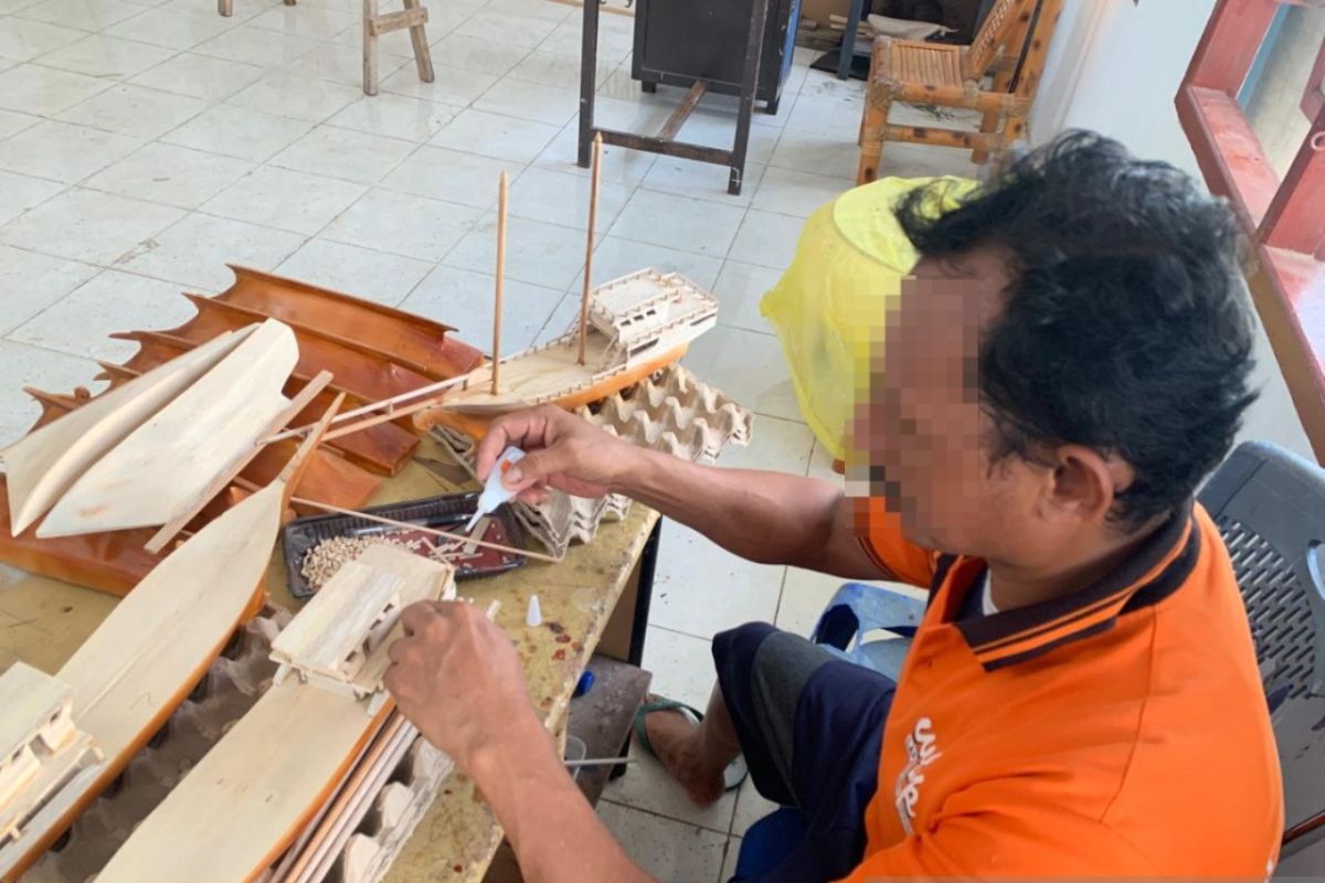 Lapas Piru Maluku optimalkan pembinaan lewat pelatihan kerajinan kayu