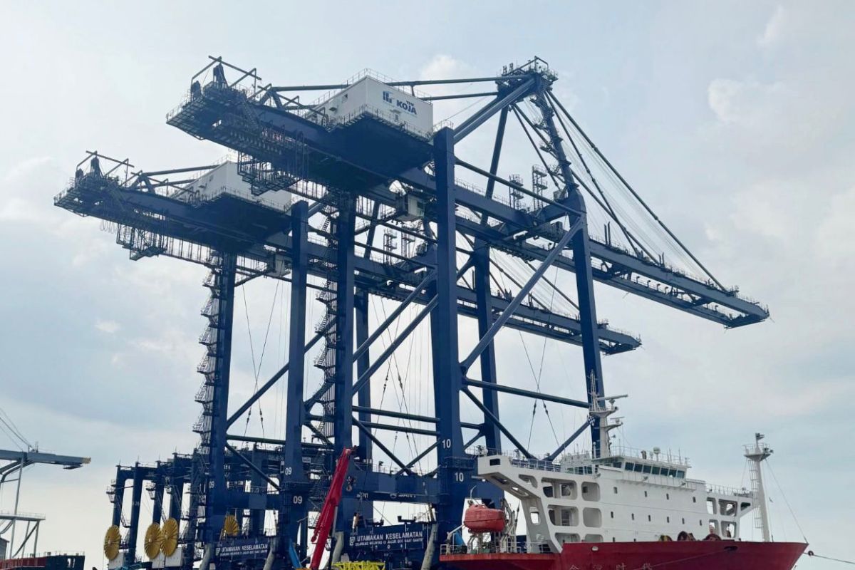 Pelindo datangkan alat bongkar muat baru guna tingkatkan layanan
