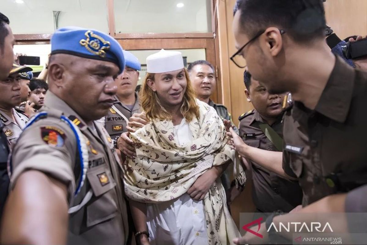 Hukum kemarin, Bahar Smith tersangka hingga "red notice" Riza Chalid