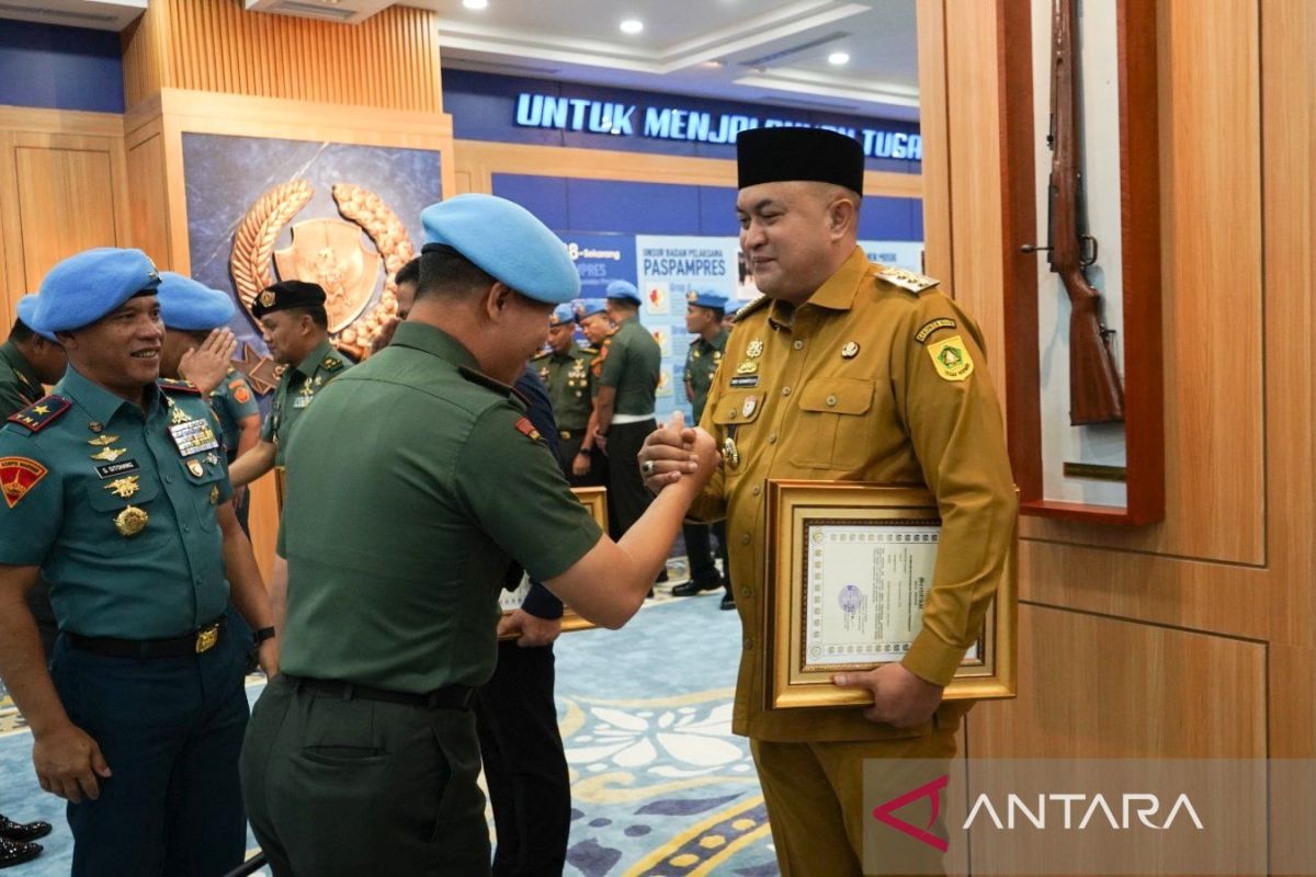 Bupati Bogor terima Brevet Setia Waspada dari Komandan Paspampres