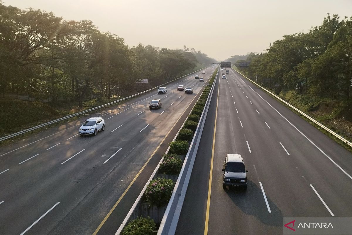 Pemudik mulai pakai seluruh jalur tol arah Jateng hari pertama one way