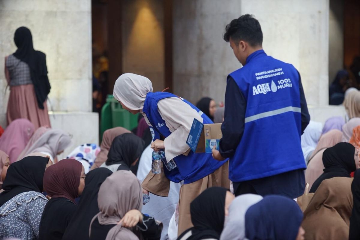 AQUA bagikan 100 ribu air mineral dan takjil untuk jamaah Istiqlal